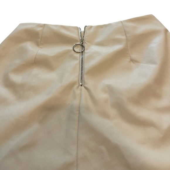 TCEC Cream Faux Leather Mini Skirt With Side Slit - Picture 3 of 9